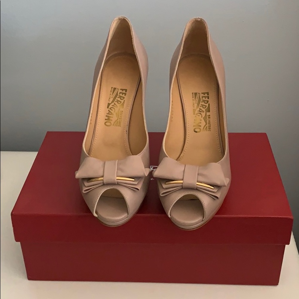 Ferragamo Rossella Pump size 9